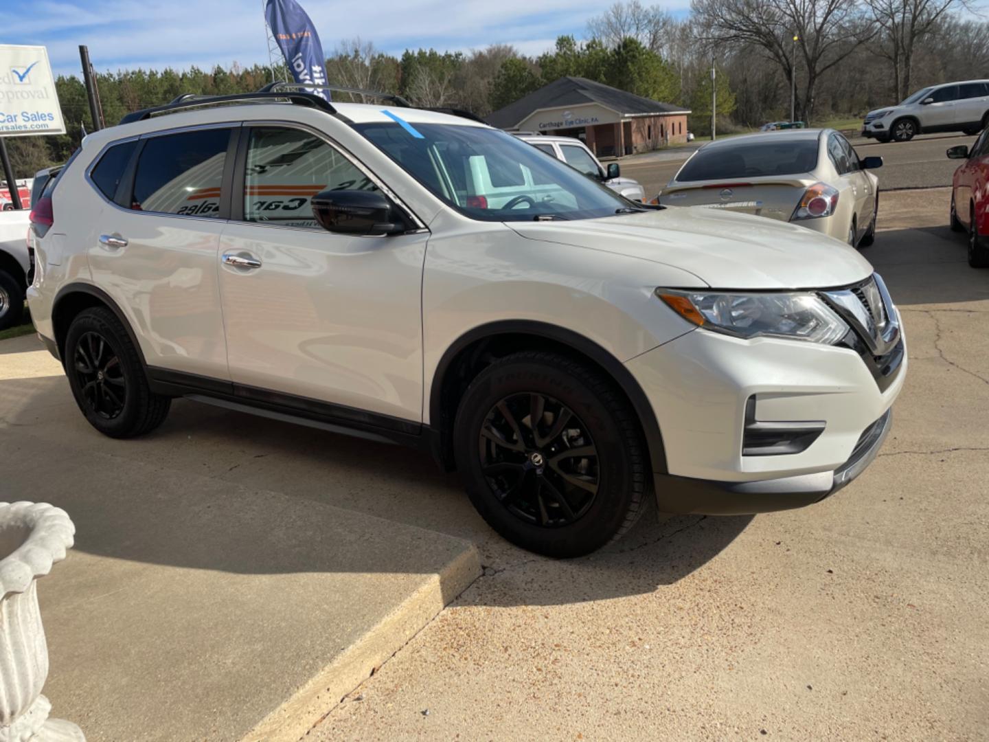 2017 White /Black Nissan Rogue SV 2WD (5N1AT2MT3HC) with an 2.5L L4 DOHC 16V engine, CVT transmission, located at 204 Hwy. 16 East, Carthage, MS, 39051, (601) 267-7277, 0.000000, 0.000000 - Photo#1